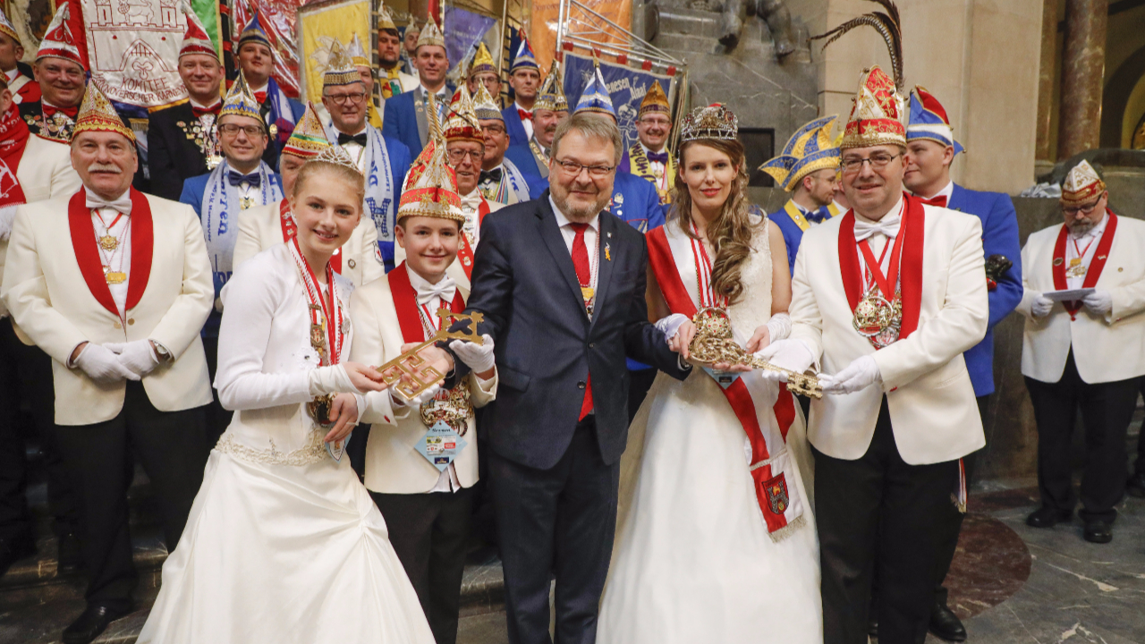 Bürgermeister Thomas Hermann (Mitte) mit der Prinzen-Familie Glade (v.l.): Fiona (13), Jason (11), Claudia (33) und Sascha (45)